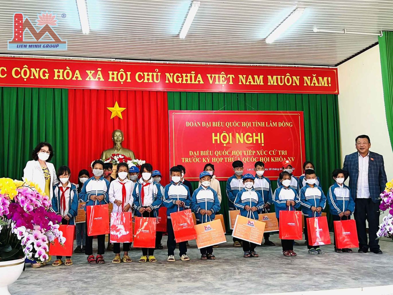 Liên Minh Group tài trợ 1 tỷ đồng mua điện thoại thông minh cho các hộ gia đình nghèo tại Lạc Dương, Lâm Đồng